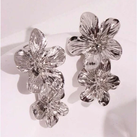 ZARA Super Silver Floral earrings - Picture 3 of 14